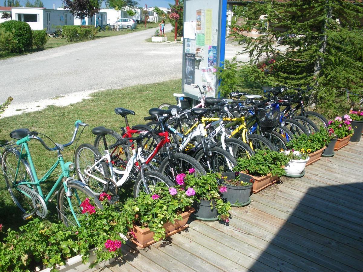 Camping Du Pontis Verteillac Экстерьер фото